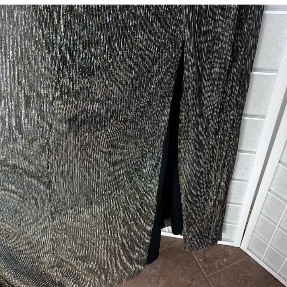 LULU’S Stunning Low Neck-Line Gown - Picture 10 of 12